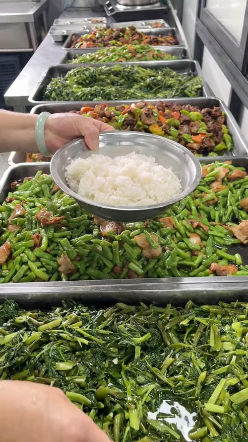 广东工厂外包的食堂伙食真不错,有荤有素每天不重样好吃不贵